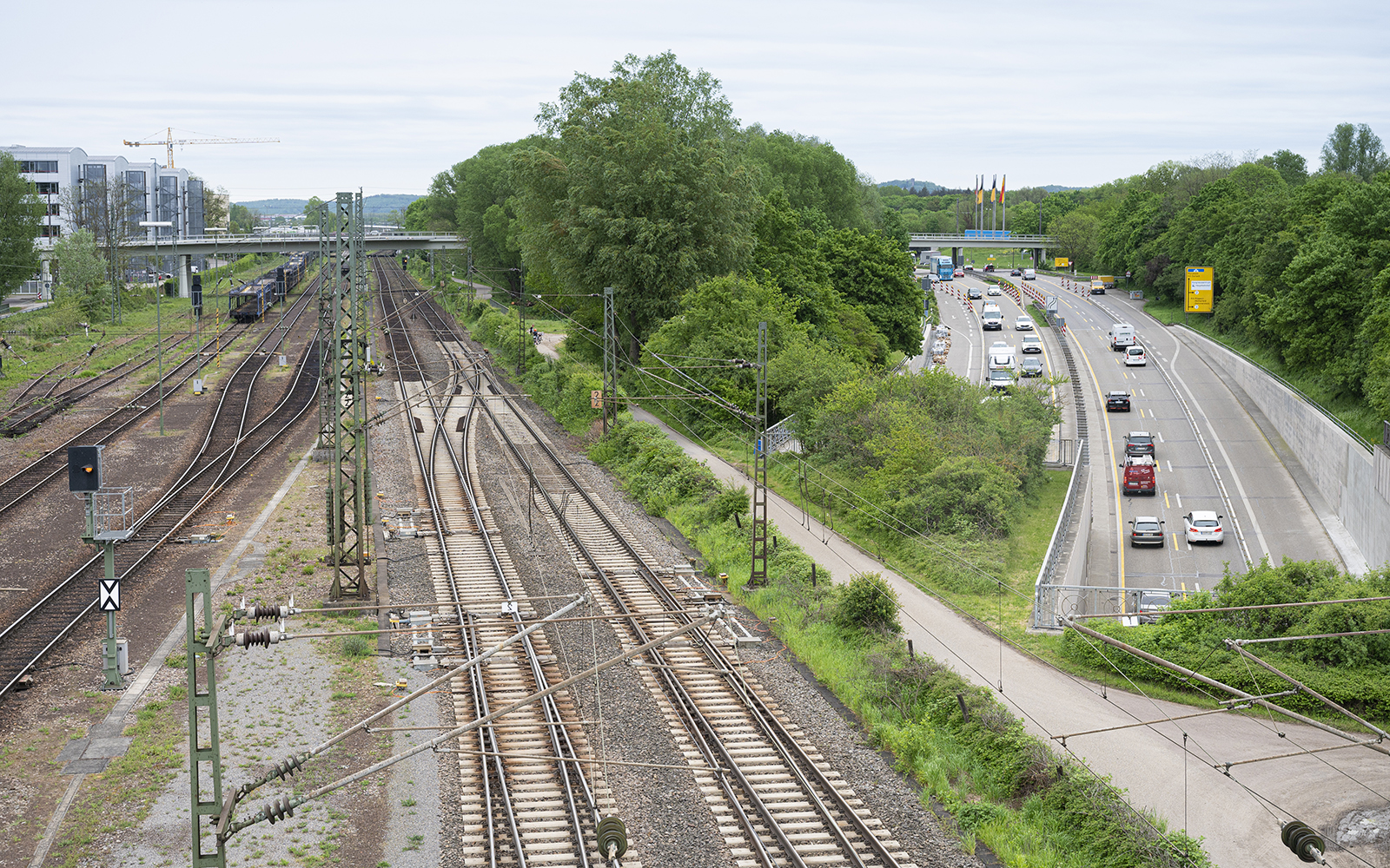 Bahnschienen neben der vierspurigen Karlsruher Südtangente mit mehreren Fahrzeugen